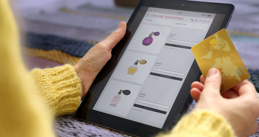 tablette et femme avec tissu jaune qui porte une carte bancaire gold