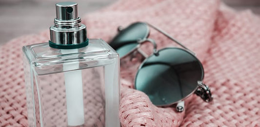 Le jeune et la tenue d'un parfum