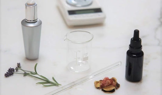 Les parfums synthétiques vs naturels : Mythes et réalités.