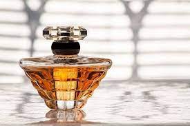 Les dangers cachés des faux parfums.
