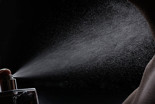 Le mystère au masculin : quand la nuit révèle la vraie élégance