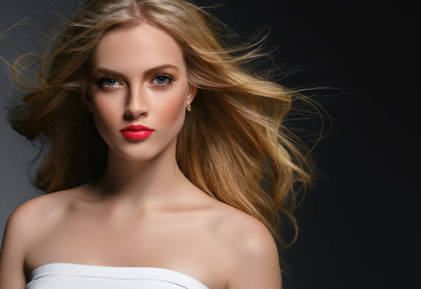Glamour et audace : quand le parfum devient une signature féminine